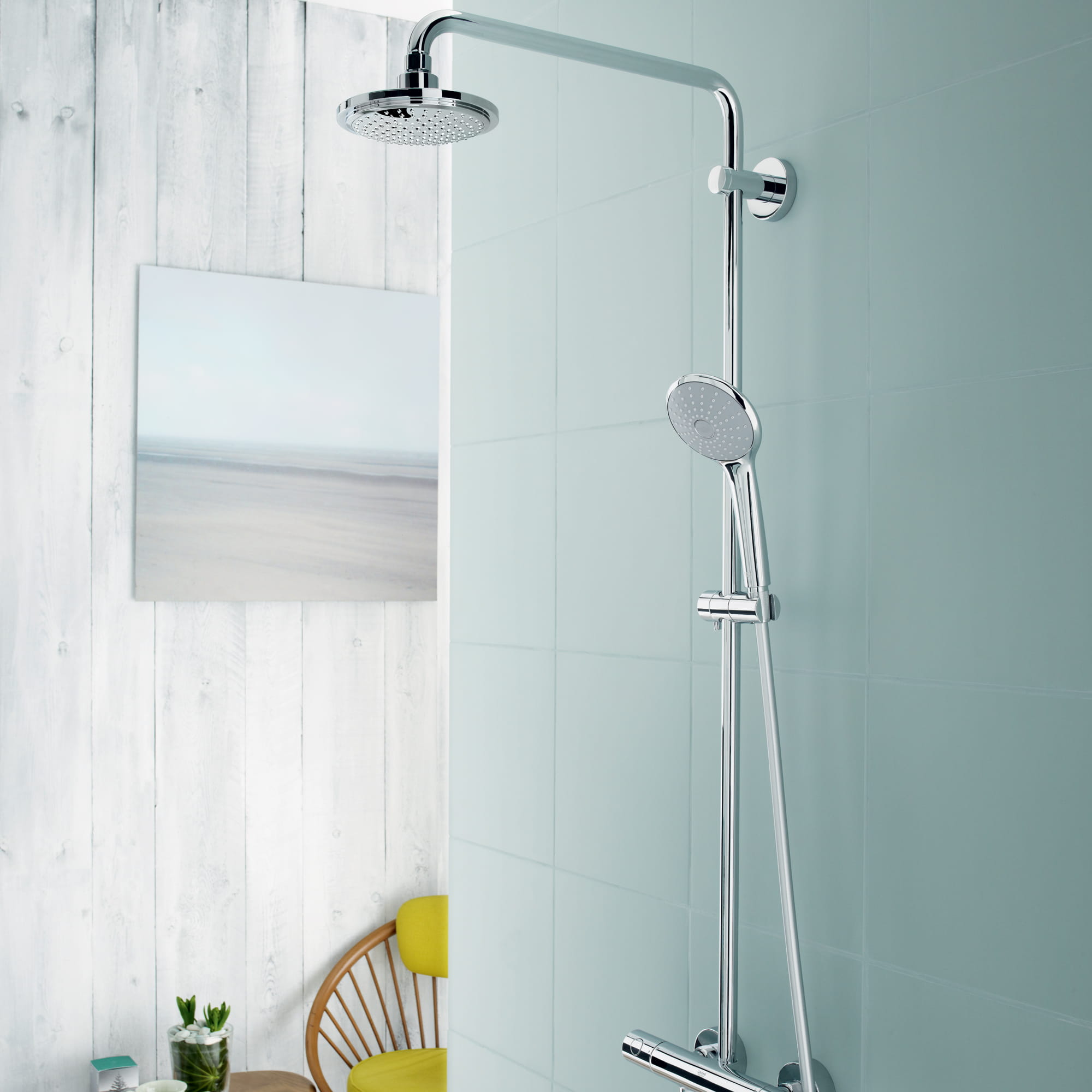système de douche d'euphorie avec la douche de main, mur de douche en verre teinté vert - mur en bois gris de panneau à l'arrière-plan